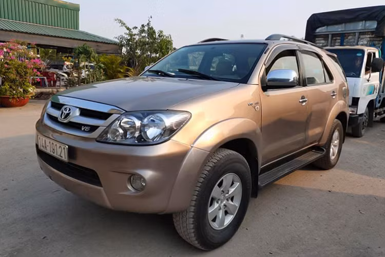 Giá xe Toyota Fortuner 2010 bản nhập khẩu Thái Lan này đang được chào bán 465 triệu đồng tại Hà Nội. Ngang tầm giá Fortuner 2.7 cùng đời lắp ráp trong nước có giá bán giao động trong khoảng 450 – 550 triệu đồng. Có thể thấy, giữa Fortuner nhập khẩu và lắp ráp trong nước không chênh lệch quá nhiều về giá bán lại. Chính vì thế khách mua Fortuner đời này có thể cân nhắc lựa chọn xe nhập và lắp ráp.