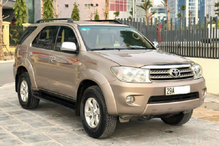 Ở thời điểm cách đây 10 năm, Toyota Fortuner nhập khẩu được đưa về nước khá đa dạng với nhiều phiên bản như “SRS” sử dụng động cơ xăng V6 4.0L nhập Trung Đông, hay bản “SR5” sử dụng động cơ xăng 4cyl 2.7L (2TR-FE) nhập Thái. So với Fortuner lắp ráp trong nước, Fortuner nhập khẩu tại Việt Nam chiếm số lượng khá ít, đặc biệt là phiên bản máy xăng V6 (1GR-FE).