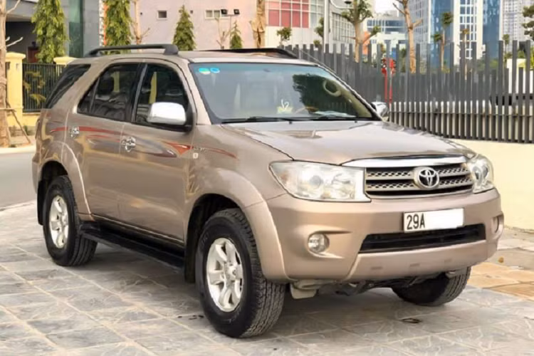 Ở thời điểm cách đây 10 năm, Toyota Fortuner nhập khẩu được đưa về nước khá đa dạng với nhiều phiên bản như “SRS” sử dụng động cơ xăng V6 4.0L nhập Trung Đông, hay bản “SR5” sử dụng động cơ xăng 4cyl 2.7L (2TR-FE) nhập Thái. So với Fortuner lắp ráp trong nước, Fortuner nhập khẩu tại Việt Nam chiếm số lượng khá ít, đặc biệt là phiên bản máy xăng V6 (1GR-FE).