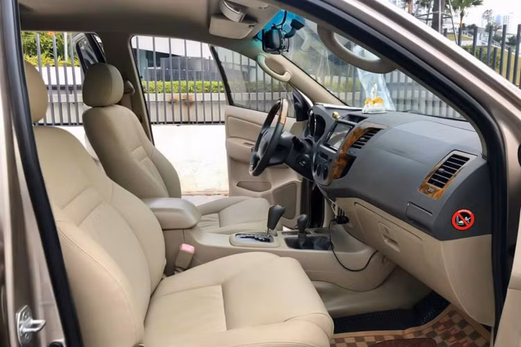 Trang bị an toàn và hỗ trợ lái trên Fortuner đời này bao gồm: hệ thống chống bó cứng phanh ABS, hệ thống phân bổ lực phanh điện tử EBD, cảm biến lùi, túi khí đôi (SRS), khung xe GOA. Ở đời này, Fortuner chưa được trang bị hệ thống cân bằng điện tử, cộng với trọng tâm cao nên đã có nhiều xe bị lật, chính vì thế vì đời xe này nên Fortuner bị mang danh là “thánh lật”.