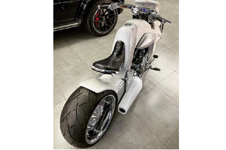 Được mệnh danh là "khủng long 2 bánh", V-Rex Travertson sở hữu diện mạo cực hầm hố, nổi bật là bộ mâm nhôm nguyên khối kích thước 18 inch, kèm bộ lốp Metzeler Marathon. Mẫu xe này dùng động cơ V-Twin 1.250 phân khối, cho công suất tối đa 120 mã lực.