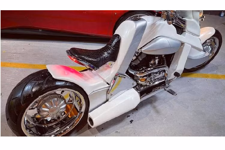 Giá xe V-Rex Travertson được đồn đoán gần 2 tỷ đồng. Thêm một chi tiết đáng chú ý là ngày trước chiếc V-Rex Travertson từng đỗ cạnh chiếc G63 của ca sĩ Tuấn Hưng tại showroom này, điều đó càng cho thấy siêu mô tô và nam ca sĩ rất có duyên.