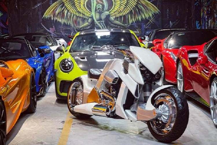 Hiện tại, chiếc V-Rex Travertson trong bài đang được bán tại một showroom xe sang có tiếng ở Sài Gòn - nơi đã bán chiếc Mercedes-AMG G63 cho Tuấn Hưng.