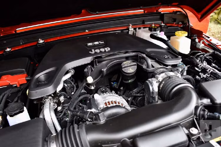 Theo Jeep, phiên bản Sport được trang bị các chứng năng cải tiến hơn để hướng đến nhu cầu offroad. Trong khi đó, phiên bản Overland sở hữu loạt tính năng tiêu chuẩn nhằm mang đến sự chỉn chu nhất trong tiện nghi và công nghệ.