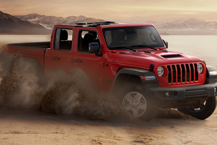 Những khách hàng tiên phong sẽ nhận được mâm xe hợp kim 18 inch, mui cứng cùng màu thân xe và chắn bùn, sơn bảo vệ thùng hàng.