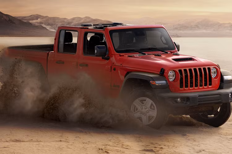 Những khách hàng tiên phong sẽ nhận được mâm xe hợp kim 18 inch, mui cứng cùng màu thân xe và chắn bùn, sơn bảo vệ thùng hàng.