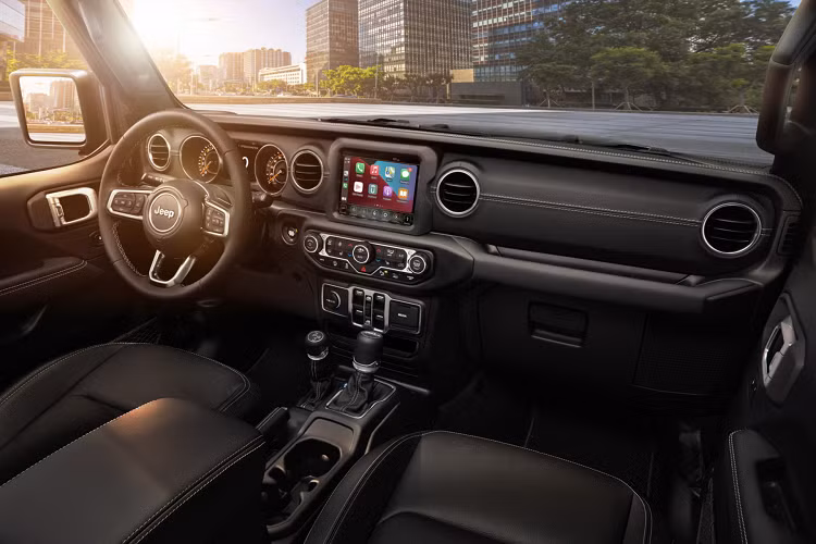 Song hành với Jeep, hãng phụ kiện Mopar sẽ cung cấp hơn 2000 tùy chọn trang bị cho Gladiator từ thời điểm ra mắt, cho phép khách hàng tùy biến chiếc bán tải theo sở thích của mình với khăn trải giường, ray nóc, các hệ thống chịu tải khác nhau, bệ bước chân hình ống, bậc thang bên hình ống, thanh trượt đá, mâm xe hợp kim, v.v.