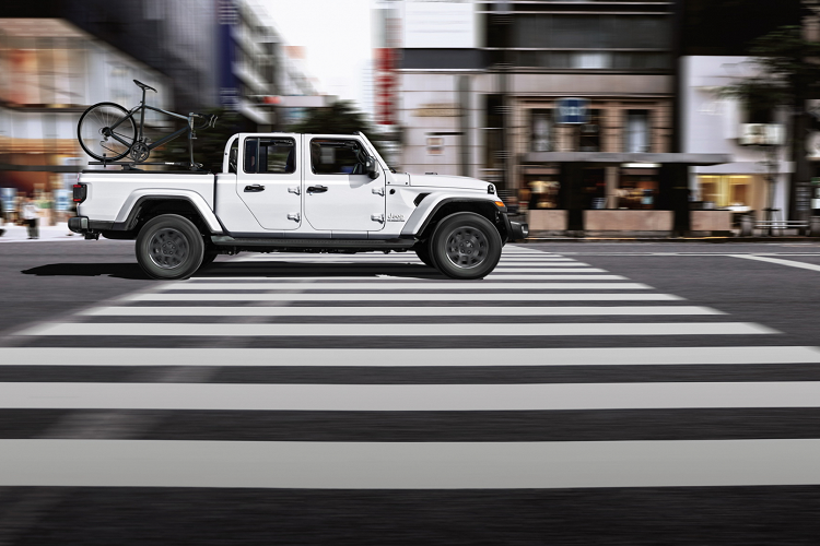 Theo đó, khách hàng châu Âu sẽ được cung cấp một tùy chọn động cơ duy nhất: động cơ diesel Multijet V6 3.0L sản sinh công suất 260 mã lực và mô-men xoắn 600 Nm. Kết hợp với đó là hộp số tự động TorqueFlite 8HP75 8 cấp. Tuy nhiên, các thị trường ngoài châu Âu và Trung Đông, ngoài động cơ diesel, cũng sẽ có thêm tùy chọn xăng Pentastar V6 3.6L như bình thường. Tất cả phiên bản Jeep Gladiator 2021 mới ở châu Âu sẽ được trang bị hệ thống dẫn động Selec-Trac 4 × 4.