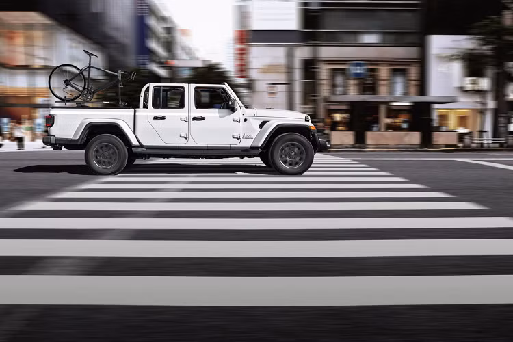 Theo đó, khách hàng châu Âu sẽ được cung cấp một tùy chọn động cơ duy nhất: động cơ diesel Multijet V6 3.0L sản sinh công suất 260 mã lực và mô-men xoắn 600 Nm. Kết hợp với đó là hộp số tự động TorqueFlite 8HP75 8 cấp. Tuy nhiên, các thị trường ngoài châu Âu và Trung Đông, ngoài động cơ diesel, cũng sẽ có thêm tùy chọn xăng Pentastar V6 3.6L như bình thường. Tất cả phiên bản Jeep Gladiator 2021 mới ở châu Âu sẽ được trang bị hệ thống dẫn động Selec-Trac 4 × 4.