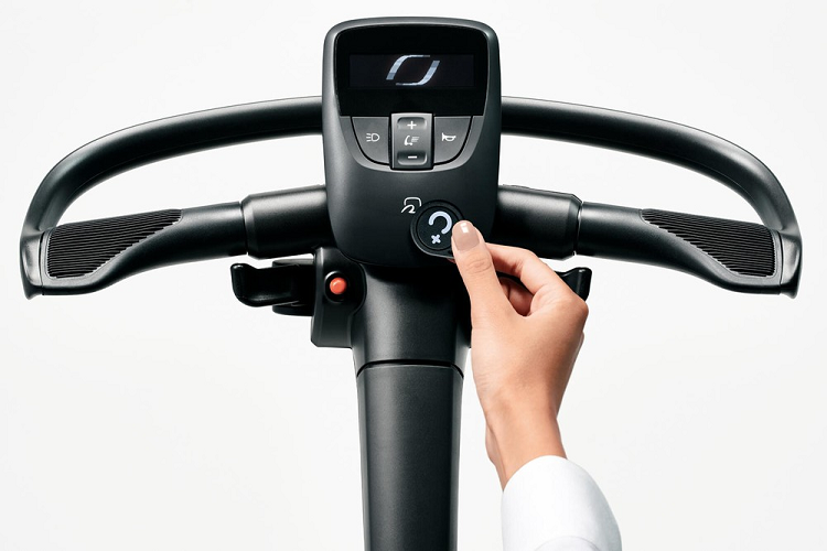 Gã khổng lồ ngành sản xuất ôtô, người đang thúc đẩy một tương lai xanh hơn và thông minh hơn, vừa mới công bố bước đi tiếp theo trong thế giới phương tiện giao thông cá nhân, và nó được gọi là Toyota C+walk 2022 mới. Công ty mô tả nó là một "hình thức di chuyển mới trong khu vực đi bộ."