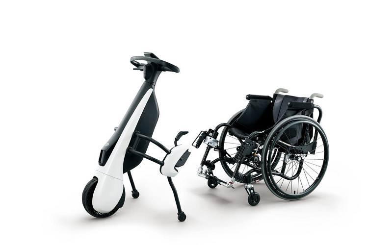 C+walk có phần đế bằng phẳng cách mặt đất 15 cm, và theo Toyota, chỉ chiếm không gian tương đương với một người. Nó được trang bị tính năng phát hiện chướng ngại vật để bảo vệ người lái không đâm vào những người bình thường đang đi bộ trên vỉa hè.