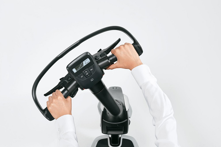 C+walk sẽ trở nên có ý nghĩa hơn khi bạn đặt nó trong bối cảnh các cơ sở quy mô lớn như nhà máy lắp ráp của Toyota hoặc tại các sân bay, nhưng nhà sản xuất sẽ thúc đẩy đẻ chiếc xe này được sử dụng trên đường công cộng trong tương lai gần. Toyota hiện cũng đang nghiên cứu một loại xe lăn có chỗ ngồi và sản phẩm đó trông có vẻ hợp lý hơn nhiều.