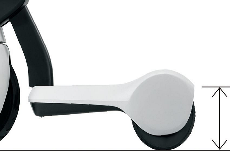 Mẫu scooter nhỏ bé của Toyota có bộ tăng tốc ở hai bên vô lăng, và màn hình hiển thị mức pin và tốc độ, và có thể khởi động bằng cách chạm vào một thẻ đặc biệt trên máy quét. Theo Toyota, pin có thể được sạc đầy trong 2,5 giờ bằng cách sử dụng thiết bị sạc AC 100 V đi kèm, qua đó sẽ cung cấp cho bạn phạm vi di chuyển 14 km và tốc độ tối đa 10 km/h.