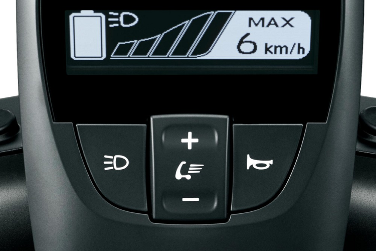 Nhìn vẻ ngoài, C+walk trông giống như một chiếc xe scooter 3 bánh kỳ lạ, đến từ một bộ phim viễn tưởng nào đó. Những chiếc xe scooter bé nhỏ kỳ quặc này sẽ được bán tại các đại lý Toyota trong tháng này, và chúng tôi cá rằng những người đi bộ xứ hoa anh đào đang mong chờ được tranh giành những cỗ máy mới mẻ này trên vỉa hè ở Tokyo.