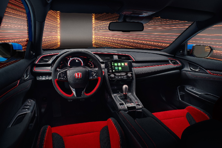 WTCR không công bố hình ảnh khoang lái của chiếc xe an toàn này. Dựa theo những chiếc xe an toàn của giải đua F1, Civic Type R dùng trong giải WTCR cũng sẽ có thêm bộ điều khiển hệ thống đèn và còi, ngoài ra còn có hệ thống liên lạc với phòng điều hành giải đấu.
