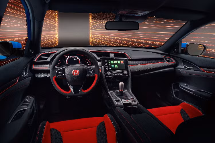 WTCR không công bố hình ảnh khoang lái của chiếc xe an toàn này. Dựa theo những chiếc xe an toàn của giải đua F1, Civic Type R dùng trong giải WTCR cũng sẽ có thêm bộ điều khiển hệ thống đèn và còi, ngoài ra còn có hệ thống liên lạc với phòng điều hành giải đấu.