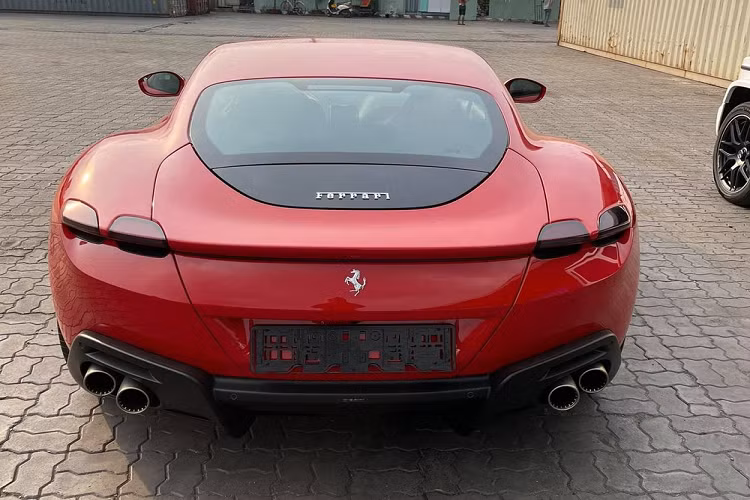 Vô-lăng siêu xe 4 chỗ ngồi Ferrari Roma tích hợp nhiều nút bấm khá tiện lợi cho người lái và kết hợp bọc da cũng như carbon, phía sau là lẫy chuyển số và màn hình cỡ lớn. Ngoài ra, Ferrari Roma còn được trang bị các nút chuyển chế độ lại mô phỏng theo các nút gạt của máy bay chiến đấu. Ferrari trang bị cho chiếc xe 4 chỗ ngồi Roma động cơ V8, tăng áp, dung tích 3.9 lít, tạo ra công suất tối đa 620 mã lực và mô-men xoắn cực đại 760 Nm.