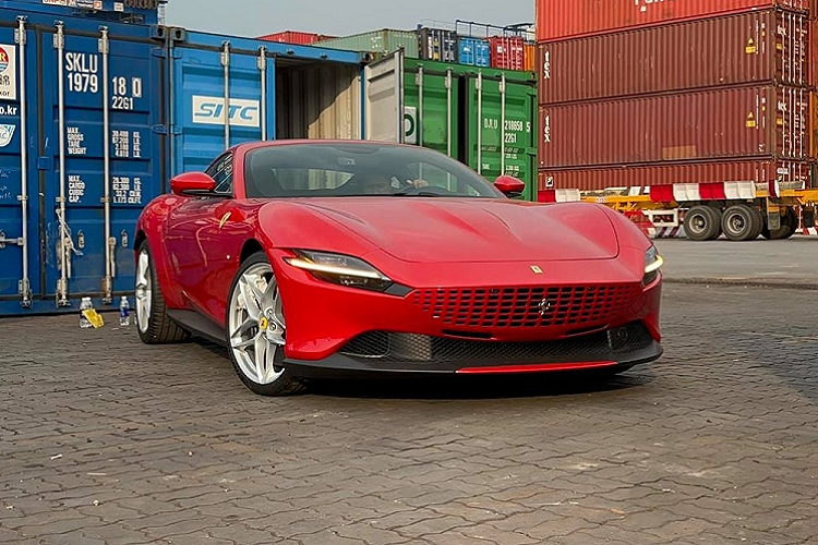 Trong khi đó, Ferrari Roma đầu tiên về nước hiện đang cư trú ở Sài thành có màu sơn xanh dương. Siêu xe 4 chỗ ngồi Ferrari Roma thứ 2 về Việt Nam còn có nhiều chi tiết carbon ở ngoại thất và bộ mâm đa chấu kép của xe sơn màu bạc. Nội thất chiếc siêu xe Ferrari Roma mang màu đỏ mới về nước có ghế ngồi bọc da màu đen và viền đỏ.