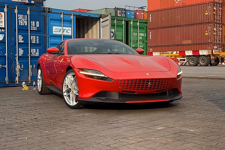 Trong khi đó, Ferrari Roma đầu tiên về nước hiện đang cư trú ở Sài thành có màu sơn xanh dương. Siêu xe 4 chỗ ngồi Ferrari Roma thứ 2 về Việt Nam còn có nhiều chi tiết carbon ở ngoại thất và bộ mâm đa chấu kép của xe sơn màu bạc. Nội thất chiếc siêu xe Ferrari Roma mang màu đỏ mới về nước có ghế ngồi bọc da màu đen và viền đỏ.
