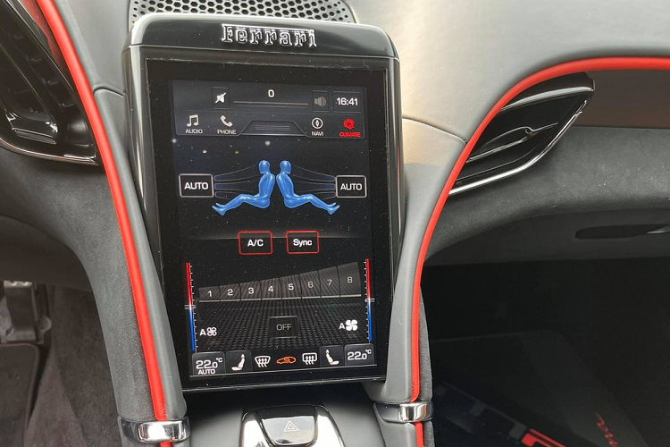 Ferrari FF và Ferrari GTC4Lusso có thiết kế đầu xe khá ổn nhưng thiết kế đuôi xe theo trường phái Grand Tourer cổ điển nên khá thô khi nhìn nửa thân sau. Cảm giác như phần đuôi xe của Ferrari FF và Ferrari GTC4Lusso như các chú ngựa bị "dị ứng" với thuốc nên phồng lên quá cỡ.