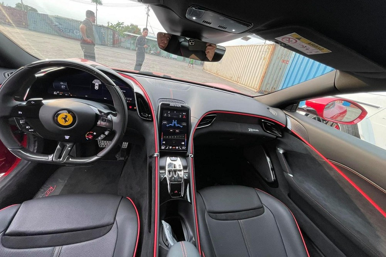 Không thể nói rằng Ferrari Roma sinh ra để kế thừa những gì các mẫu xe 4 chỗ ngồi Coupe 2+2 như Ferrari FF hay Ferrari GTC4Lusso để lại, mà nói đúng hơn là Ferrari Roma mở ra một tương lai mới cho dòng siêu xe gia đình của hãng xe ngựa chồm. Nhìn từ thiết kế của siêu xe Ferrari Roma sẽ thấy rõ điều này, những đường nét góc cạnh kết hợp bo tròn hay vuốt cong rất sexy của những chú ngựa chồm 2 chỗ ngồi vẫn có trên Ferrari Roma.