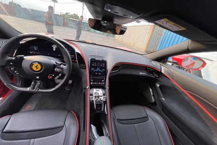 Không thể nói rằng Ferrari Roma sinh ra để kế thừa những gì các mẫu xe 4 chỗ ngồi Coupe 2+2 như Ferrari FF hay Ferrari GTC4Lusso để lại, mà nói đúng hơn là Ferrari Roma mở ra một tương lai mới cho dòng siêu xe gia đình của hãng xe ngựa chồm. Nhìn từ thiết kế của siêu xe Ferrari Roma sẽ thấy rõ điều này, những đường nét góc cạnh kết hợp bo tròn hay vuốt cong rất sexy của những chú ngựa chồm 2 chỗ ngồi vẫn có trên Ferrari Roma.