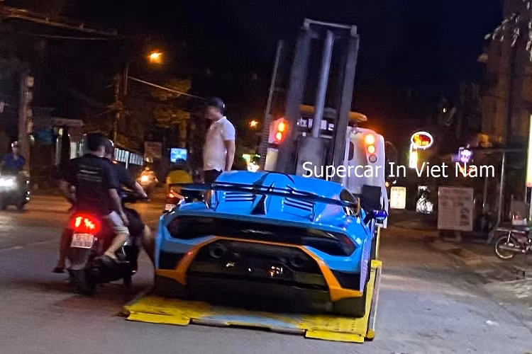 Tương tự như vậy cũng là cách mở khoang động cơ phía sau của Lamborghini Huracan STO. Khi muốn đóng lại, chủ nhân chỉ cần ấn nắp capô xuống và nếu chắc chắn không mở ra nữa, chỉ cần đưa chìa khóa vặn lại, còn không, những lần kế tiếp chỉ cần lấy tay ấn nhẹ vào đầu ổ khóa sẽ tự động mở ra.