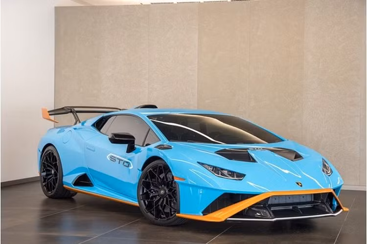 Về siêu xe Lamborghini Huracan STO đầu tiên về Việt Nam, xe có ngoại thất sơn màu xanh Blu Laufey rất đặc trưng của phiên bản này đi cùng với đó là các điểm nhấn hoàn thành trong mùa cam và trắng. Khác với các siêu xe Lamborghini Huracan còn lại, khoang hành lý của Lamborghini Huracan STO rất nhỏ và không thể bỏ vừa va li hay cả túi xách.