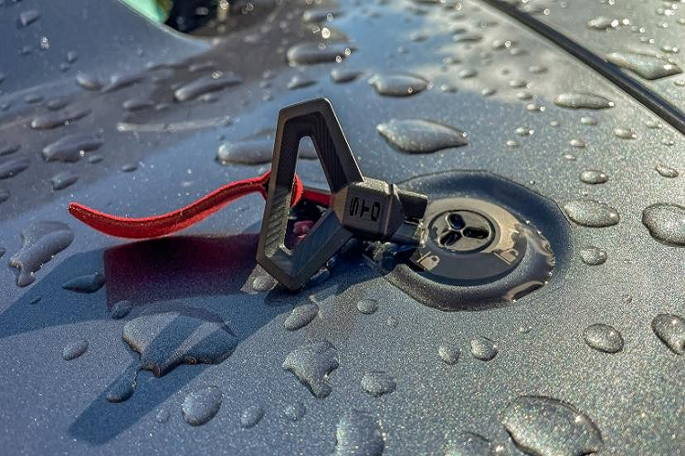 Khi tạo ra các mẫu xe, Lamborghini luôn muốn mang đến cho các chiến mã nhiều công nghệ của xe đua và tất nhiên là các chi tiết ấn tượng nhất nằm tạo điểm nhấn cho khách hàng mỗi khi ngồi lại với nhau hay đi một hành trình siêu xe nào đó. Tin tức về siêu xe Lamborghini Huracan xuất hiện khá nhiều trên mạng nhưng liệu có ai biết đến bò tót bước ra từ đường đua này lại sở hữu 1 vũ khí bí mật cho riêng mình.