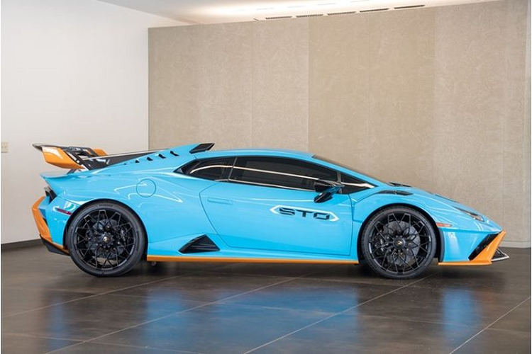Lamborghini Huracan STO được trang bị khối động cơ V10, dung tích 5.2 lít, mang đến công suất tối đa 640 mã lực và mô-men xoắn cực đại 565 Nm, xe tăng tốc từ vị trí xuất phát lên 100 km/h chỉ trong thời gian 3 giây, trước khi đạt tốc độ tối đa là 310 km/h. Lamborghini Huracan STO có 3 chế độ lái là STO, Trofeo và Pioggia.