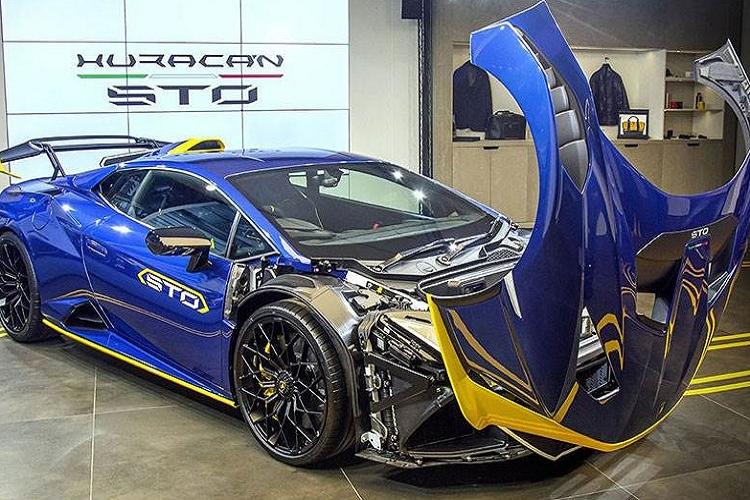 Đây là ổ khóa để mở nắp capô, khi không dùng nữa chủ nhân lấy chìa khóa lại, còn không chỉ cần ấn nắp capô xuống, người sau muốn mở ra không cần dùng chìa, chỉ lấy tay nhấn vào nút ngay ổ khóa. Cụ thể, trên các khe gió carbon vòm bánh trước của xe sẽ được đặt 1 chốt khóa 3 cạnh và người lái chỉ cần để chìa khóa vào đây ấn xuống, chốt mở nắp capô của xe Lamborghini Huracan STO sẽ tự động bật ra, lúc này, công việc còn lại chỉ là mở phần nắp capô của xe về trước.