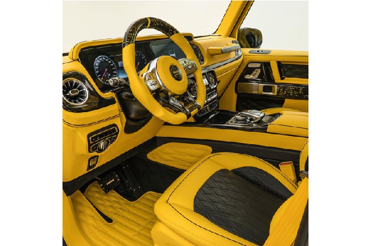 Chủ đề Bumblebee tiếp tục được thực hiện trong cabin xe, hầu hết các bề mặt nội thất như ghế, tấm cửa, vô lăng, táp-lô, thảm sàn...đều được bọc trong da màu vàng hoặc đen sang trọng. 