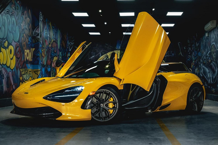 Chỉ có 1 chiếc McLaren 720S Spider mang màu vàng óng ả ở Việt Nam