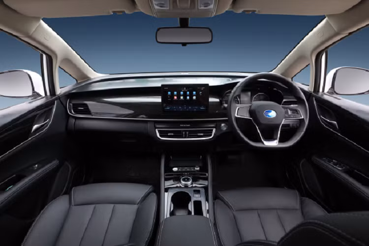 Về mặt an toàn, BYD e6 2021 mới có 4 túi khí, hệ thống kiểm soát lực kéo, chống bó cứng phanh, hỗ trợ khởi hành ngang dốc, cảm biến áp suất lốp cùng 4 cảm biến đỗ xe. 