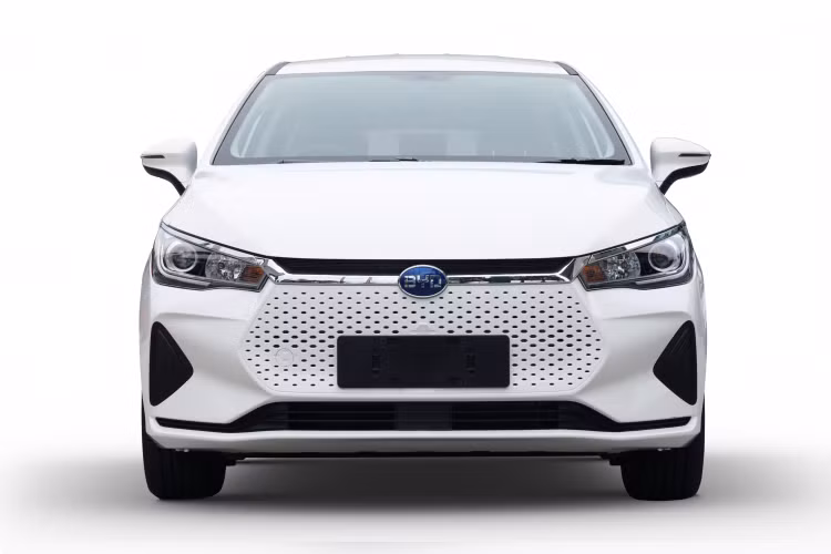 Bộ pin Blade ở BYD e6 được cải tiến giảm kích thước, trọng lượng, tăng phạm vi hoạt động. Cụ thể, tổng trọng lượng xe đã giảm 490 kg giúp xe có phạm vi hoạt động tới 522 km. Đặc biệt, bộ pin này có thể được sạc đầy chỉ trong 1 tiếng rưỡi đồng hồ. Xe có sẵn bộ sạc công suất 40kW. 