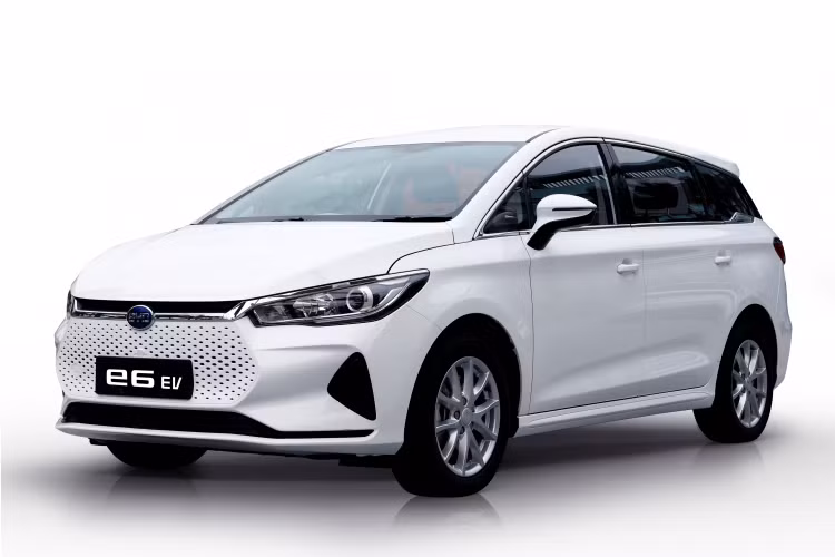 Ở Singapore, BYD e6 thế hệ đầu tiên vốn được các tài xế sử dụng làm xe taxi hoặc Grab. Sang phiên bản 2021, BYD e6 thế hệ mới đã có cải tiến đáng kể ở ngoại hình, các đường nét được trau chuốt, tăng tính thẩm mỹ. BYD dùng đèn LED cho đèn chiếu sáng ban ngày và đèn phanh. Khoang lái có màn hình 10.1 inch, kết nối Bluetooth. Hàng ghế trước chỉnh điện 6 hướng. Cốp rộng tới 580 lít. 