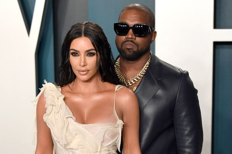 Trong vài năm qua, vợ chồng Kanye West và Kim Kardashian vẫn thường xuyên tặng cho nhau những món quà đắt giá. Tuy nhiên, vào dịp Giáng sinh năm 2020 vừa qua, nam ca sỹ người Mỹ này vẫn khiến nhiều người bất ngờ khi tặng đến 5 chiếc xe siêu sang Mercedes-Maybach GLS cho bà xã của mình.