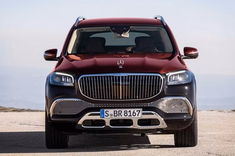 Động cơ này kết hợp với hộp số tự động 9 cấp 9G-Tronic và hệ dẫn động 4 bánh toàn thời gian 4Matic. Nhờ đó, dù nặng 2.785 kg, Mercedes-Maybach GLS 2021 vẫn có thể tăng tốc từ 0-100 km/h trong thời gian 4,9 giây đồng thời tiêu thụ lượng xăng trung bình từ 11,7 - 12 lít/100 km.