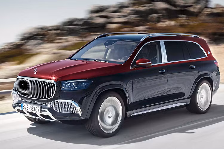 Những trang bị khác chỉ có trên mẫu SUV siêu sang này bao gồm hệ thống âm thanh Burmester tiêu chuẩn với hệ thống liên lạc nội bộ tích hợp giữa ghế trước và ghế sau, điều hòa tự động 4 vùng, cảm biến chất lượng không khí hay cảm biến độ ẩm kính lái. "Trái tim" của Mercedes-Maybach GLS 2021 là động cơ xăng V8, tăng áp kép, dung tích 4.0 lít, tạo ra công suất tối đa 558 mã lực tại tua máy 6.000 - 6.500 vòng/phút và mô-men xoắn cực đại 730 Nm tại tua máy từ 2.500 - 5.000 vòng/phút. Ngoài ra, xe còn có hệ thống mild hybrid EQ Boost 48 V, tạm thời bổ sung 22 mã lực và 250 Nm khi cần thêm sức mạnh.