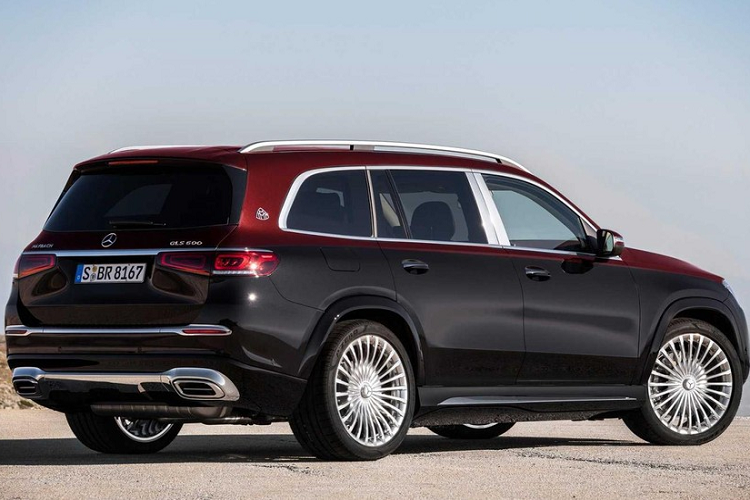 Theo tạp chí TMZ, để đáp lễ lại chồng, cô Kim "siêu vòng ba" cũng mua một số tác phẩm của James Turrell - nghệ sỹ yêu thích của Kanye West - và tặng cho chồng làm quà Giáng sinh. Giá trị của những tác phẩm này được dự đoán có giá hơn 1 triệu USD.