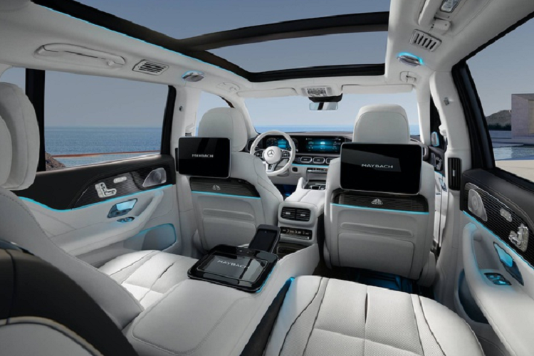 Bên sườn xe cũng xuất hiện bộ vành hợp kim với đường kính 22 inch và 23 inch đồ sộ. Bên trong Mercedes-Maybach GLS 2021 là không gian nội thất 4 chỗ với 2 ghế thương gia phía sau. Không chỉ có khoảng duỗi chân thoải mái, ghế sau của mẫu SUV siêu sang này còn có thể ngả 43,5 độ và đi kèm tính năng nhớ vị trí, sưởi, làm mát cũng như mát-xa tiêu chuẩn. Nằm giữa hàng ghế sau là cụm điều khiển trung tâm, tích hợp cả ngăn chứa đồ có khóa hoặc tủ lạnh nhỏ. Ngoài ra, hành khách phía sau còn tìm thấy hộc đựng cốc có tính năng hâm nóng hoặc làm mát đồ uống trên xe.