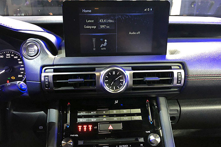 Nội thất IS 2021 thiết kế đơn giản, hài hoà và sang trọng. Vô-lăng bọc da tích hợp lẫy chuyển số, bảng đồng hồ thể thao kiểu analoge được tích hợp thêm màn hình hiển thị đa thông tin kích thước 4,2 inch. Màn hình thông tin giải trí 8 inch, hỗ trợ kết nối Apple CarPlay và Android Auto. Xe đi kèm với điều hòa tự động 2 vùng độc lập.