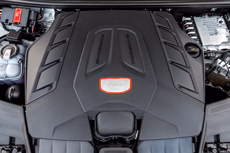 Hệ thống chống lật chủ động thuộc hệ thống kiểm soát khung gầm chủ động của Porsche (PDCC) giờ đây được kiểm soát bằng phần mềm mới tập trung vào hiệu suất, mang lại khả năng bám đường ổn định hơn và khả năng vào cua ở tốc độ cao chính xác hơn. Bên cạnh đó, hệ thống điều phối lực kéo vector của Porsche (PTV) cũng cho phép tỷ lệ biến thiên lực kéo truyền đến bánh sau lớn hơn. Trục trước được tinh chỉnh toàn diện để tăng độ chính xác khi điều khiển.