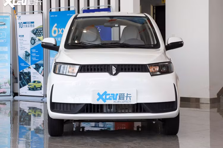 Xe ssở hữu hệ thống treo độc lập phía trước và liên kết phía sau, đĩa phanh trước, và phanh tang trống phía sau cùng với bộ lốp 155/70 R13. Nhìn chung, các trang bị của xe mang tính thực dụng, chủ yếu dùng trong đô thị.