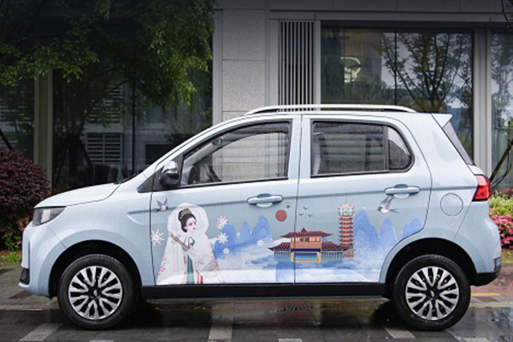 Cụ thể, Lingbao Coco 2021 mới là một mẫu xe điện tí hon 4 chỗ, có giá khởi điểm của xe chỉ từ 26.800 nhân dân tệ (tương đương 95,3 triệu đồng). Với giá rẻ hơn 2.000 nhân dân tệ so với đối thủ dẫn đầu phân khúc – Wuling Hongguang Mini EV.