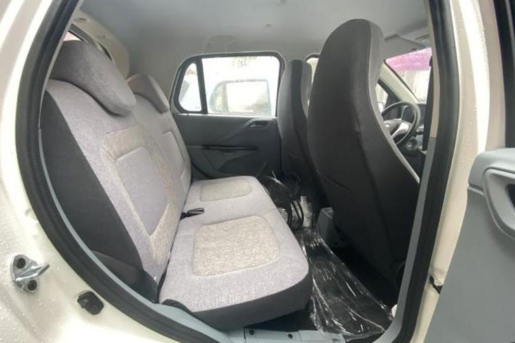 Ở khía cạnh an toàn, mẫu xe điện này không hề trang bị túi khí ở cả hai phiên bản nhưng dĩ nhiên có dây đai an toàn, cảm biến đỗ phía sau, ABS, và EBD.