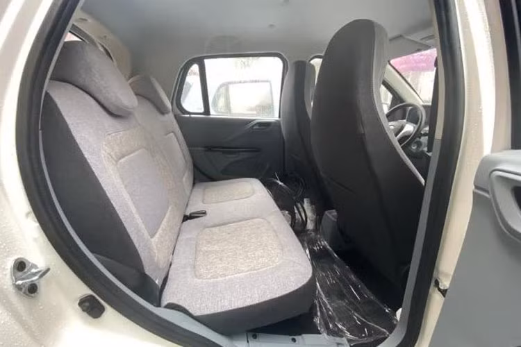 Ở khía cạnh an toàn, mẫu xe điện này không hề trang bị túi khí ở cả hai phiên bản nhưng dĩ nhiên có dây đai an toàn, cảm biến đỗ phía sau, ABS, và EBD.