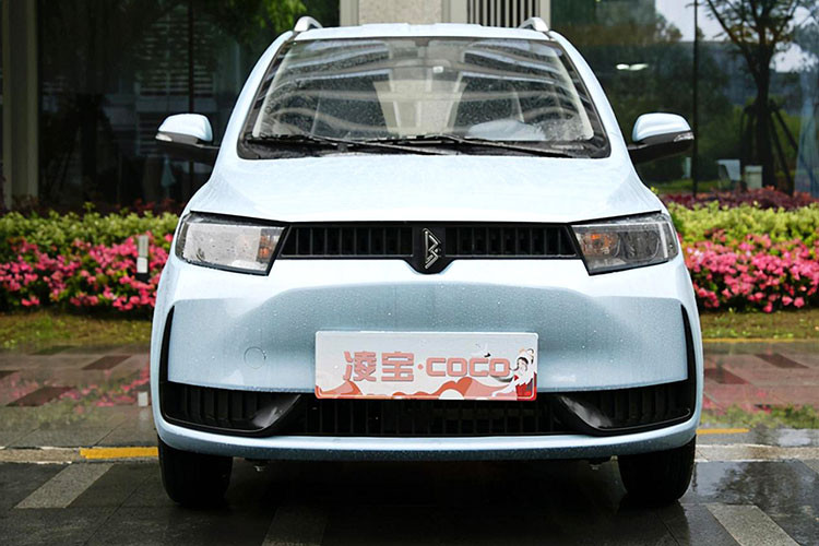 Lingbao Coco có nhiều hơn 2 cửa so với đối thủ. Kích thước của xe là 3.548 mm, rộng 1.536 mm, cao 1.588 mm, và trục cơ sở dài 2.300 mm, khiến nó dài rộng hơn và càng thêm phù hợp vai trò phương tiện sử dụng hàng ngày trong đô thị.