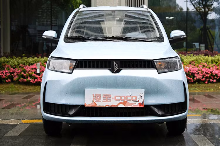 Lingbao Coco có nhiều hơn 2 cửa so với đối thủ. Kích thước của xe là 3.548 mm, rộng 1.536 mm, cao 1.588 mm, và trục cơ sở dài 2.300 mm, khiến nó dài rộng hơn và càng thêm phù hợp vai trò phương tiện sử dụng hàng ngày trong đô thị.