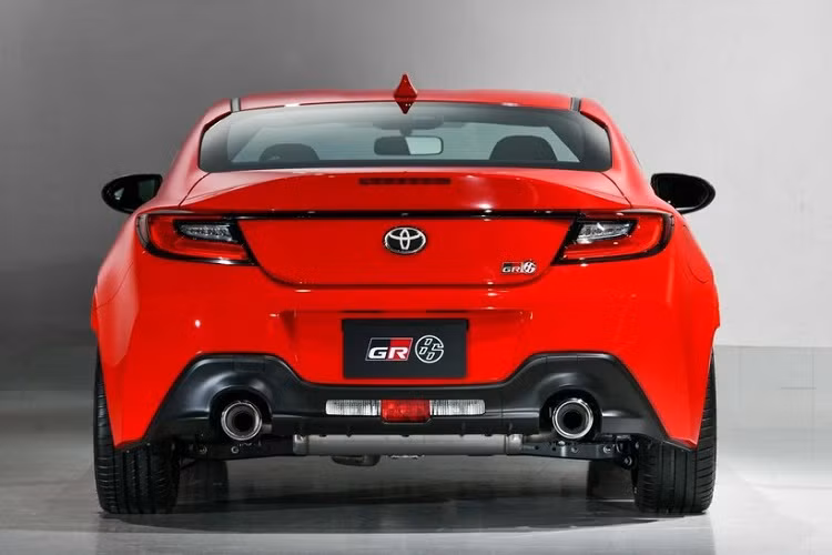 Xe mới có trang bị một động cơ xăng dung tích 2.4 lít lớn hơn để thay thế loại 2.0 lít cũ. Nó vẫn dạng hút khí tự nhiên và sản sinh 232 mã lực ở tua máy 7.000 vòng/phút và 250 Nm mô-men xoắn cực đại ở tua máy 3.700 vòng/phút trong cấu hình dành riêng thị trường nội địa Nhật Bản. Động cơ nâng cấp giúp chiếc xe thể thao giảm bớt 1,1 giây xuống còn 6,3 giây để gia tốc từ 0-100 km/h.